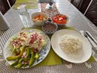 La Bandera for lunch with a side of fruit and salad / Almuerzo La Bandera con fruta y ensalada
