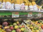 Can you convert the price from Colombian pesos to dollars for this assortment of tropical fruits at the market?