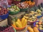 Variedad de frutas disponibles en la calle