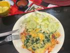 Cena típica guatemalteca de huevos, acompañada de una ensalada