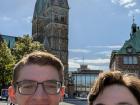 Claire und ich stehen vor dem St. Petri Dom in der Altstadt