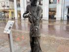 Statue eines Glasherstellers. Im 19. Jahrhunderts war Glas eine wichtige Industrie in Nienburg.