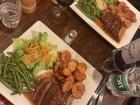 Magret de canard with crispy potatoes and a honey-glaze. This is actually a very common and simple meal.